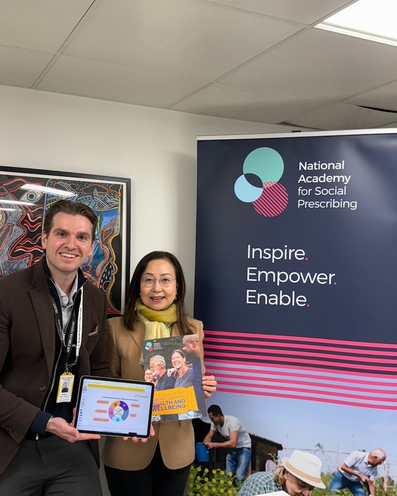 本會主席 Rebecca 在英國行程豐富,特別與 National Academy for Social Prescribing 的主要推動者 Dr. Bogdan 會面,深入交流如何通過藝術、文化及社區活動增強長者福祉,並以社會處方促進身心健康